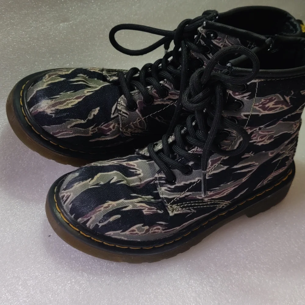 Dr. Martens Kids Camouflage Lace-Up Boots in Green and Black